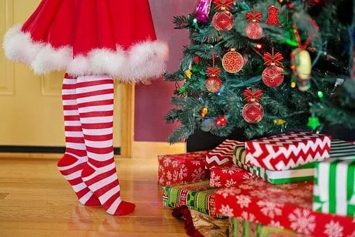 decorating-christmas-tree